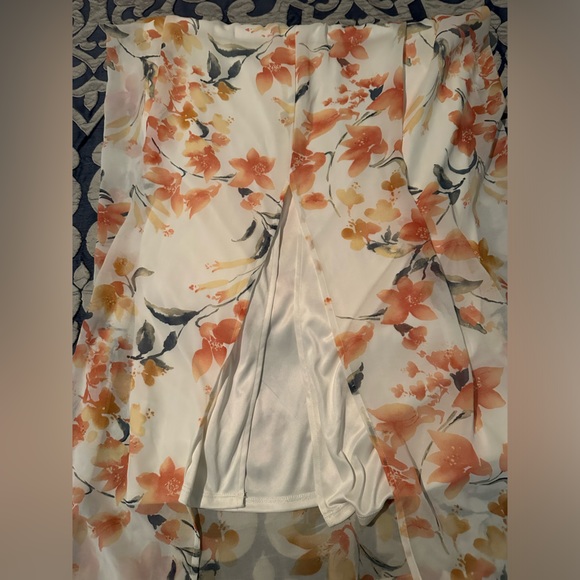 LILY ROSE floral maxi dress. Has slit on back - Picture 3 of 4